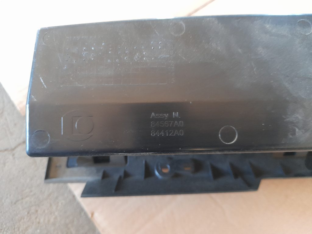 Mantu glabāšanas nodalījums pasažiera pusē priekš VOLVO V70 2003 SILVER