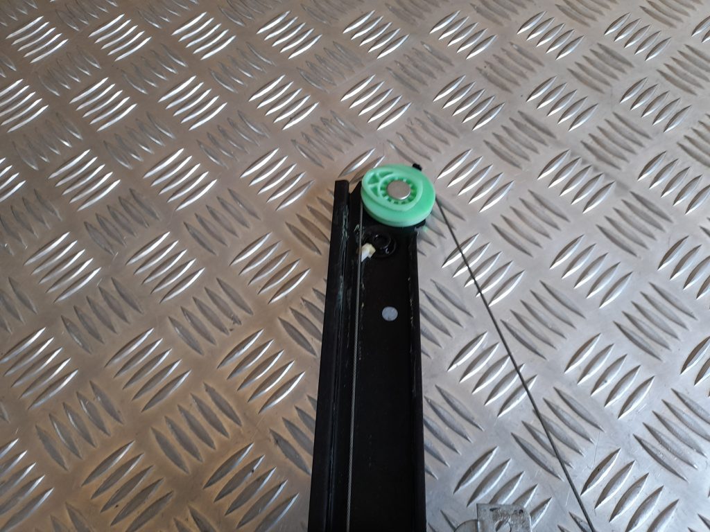 Stikla pacelšanas mehānisms aizmugurējais kreisais priekš VOLVO V70 2003 SILVER