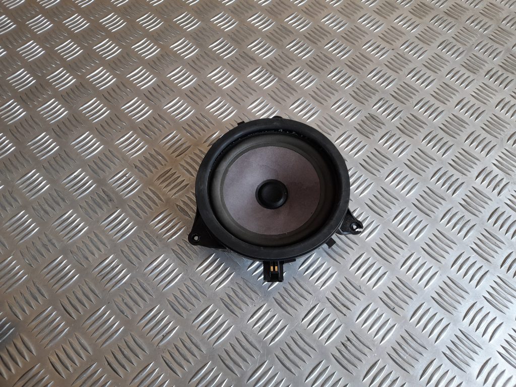 Durvju skaļrunis, apakšā priekš VOLVO V70 2003 SILVER 1 Durvju skaļrunis, apakšā priekš VOLVO V70 2003 SILVER