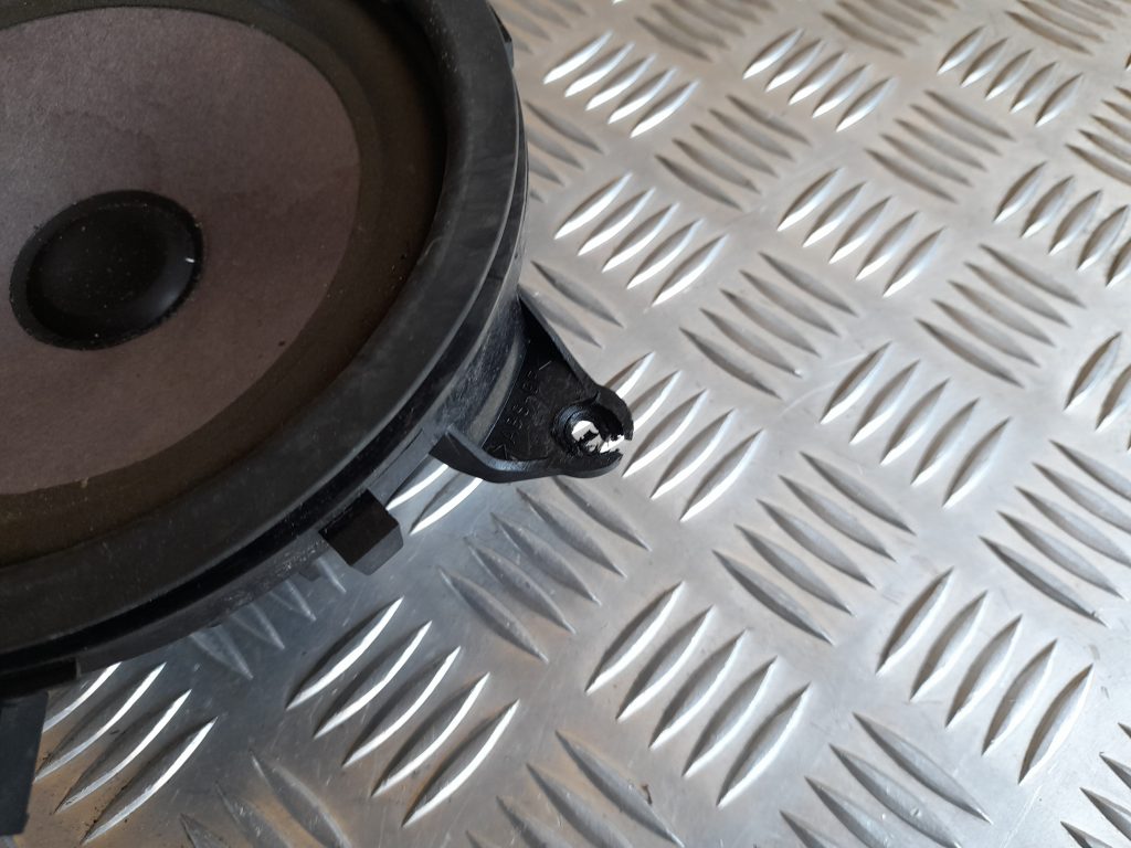 Durvju skaļrunis, apakšā priekš VOLVO V70 2003 SILVER 3 Durvju skaļrunis, apakšā priekš VOLVO V70 2003 SILVER