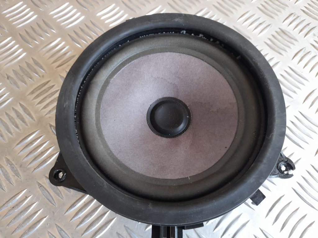 Durvju skaļrunis, apakšā priekš VOLVO V70 2003 SILVER 2 Durvju skaļrunis, apakšā priekš VOLVO V70 2003 SILVER