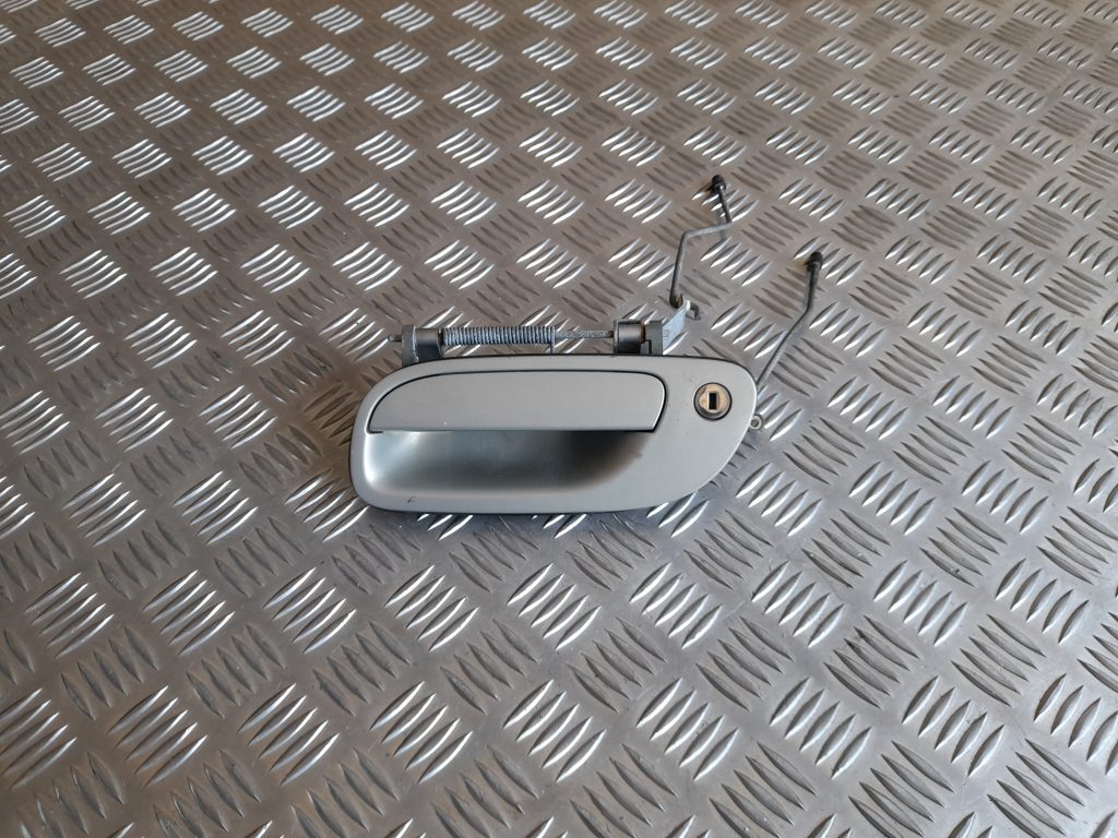 Priekšējāis kreisais durvju rokturis priekš VOLVO V70 2003 SILVER 1 Priekšējāis kreisais durvju rokturis priekš VOLVO V70 2003 SILVER