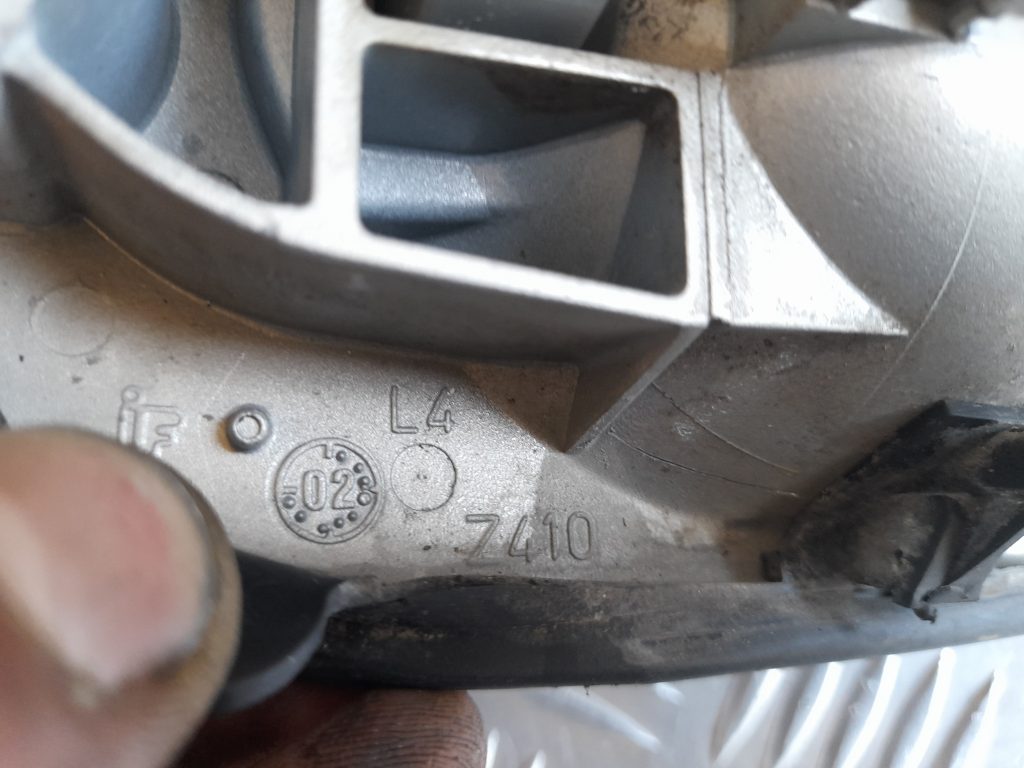 Priekšējāis kreisais durvju rokturis priekš VOLVO V70 2003 SILVER 3 Priekšējāis kreisais durvju rokturis priekš VOLVO V70 2003 SILVER