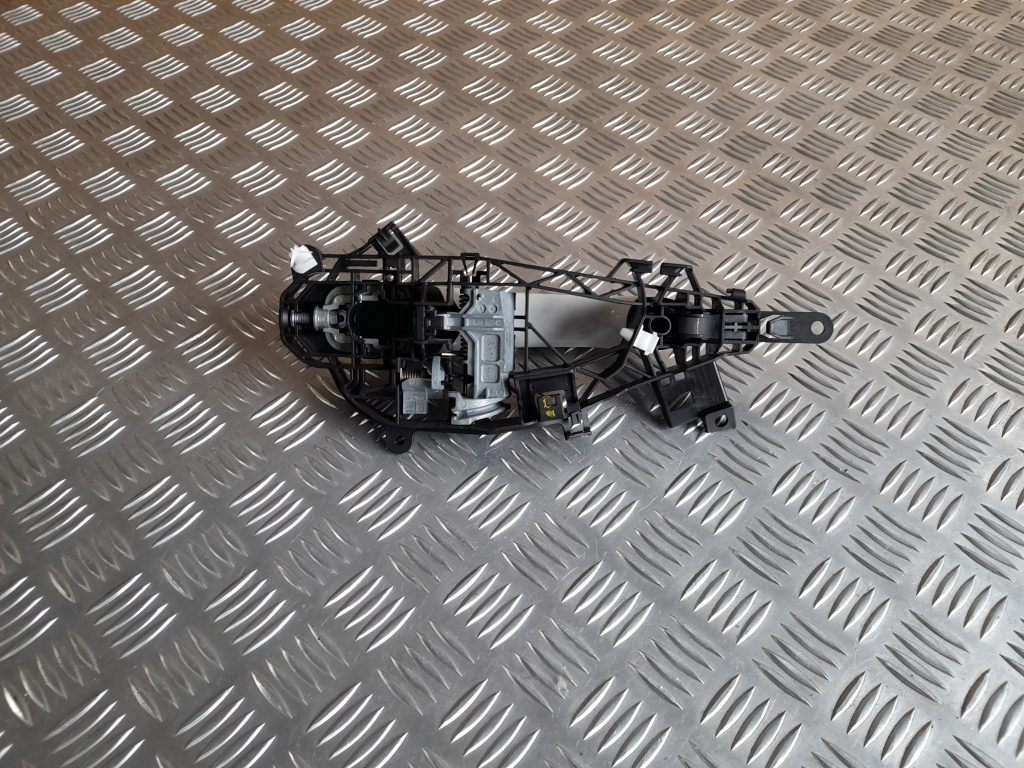 Priekšējāis kreisais durvju rokturis priekš OPEL ASTRA SPORT 2017 2 Priekšējāis kreisais durvju rokturis priekš OPEL ASTRA SPORT 2017