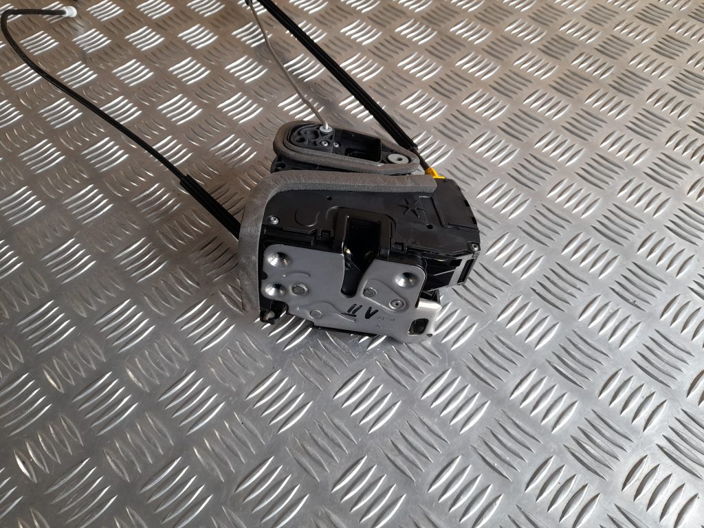 Priekšējo kreiso durvju slēdzene priekš OPEL ASTRA SPORT 2017 4 Priekšējo kreiso durvju slēdzene priekš OPEL ASTRA SPORT 2017