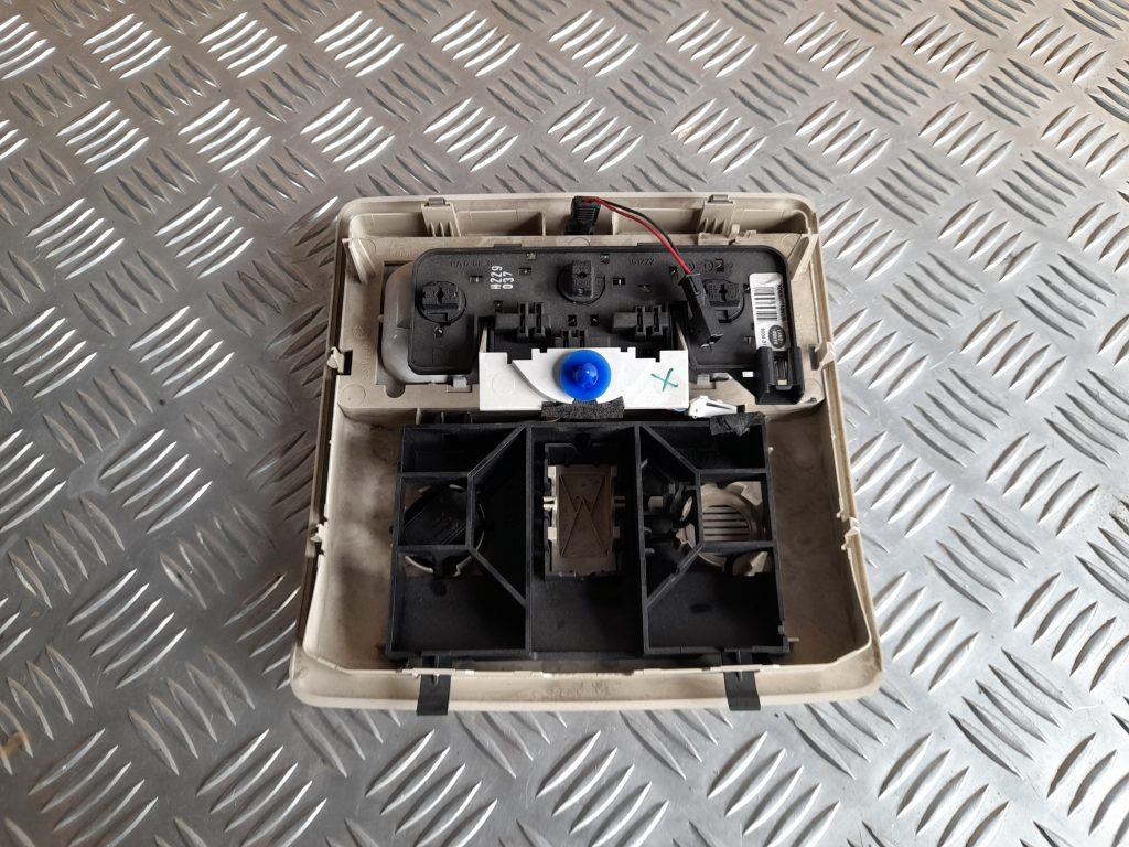 Salona apgaismojuma panelis priekš RANGE ROVER SPORT 2007 3 Salona apgaismojuma panelis priekš RANGE ROVER SPORT 2007