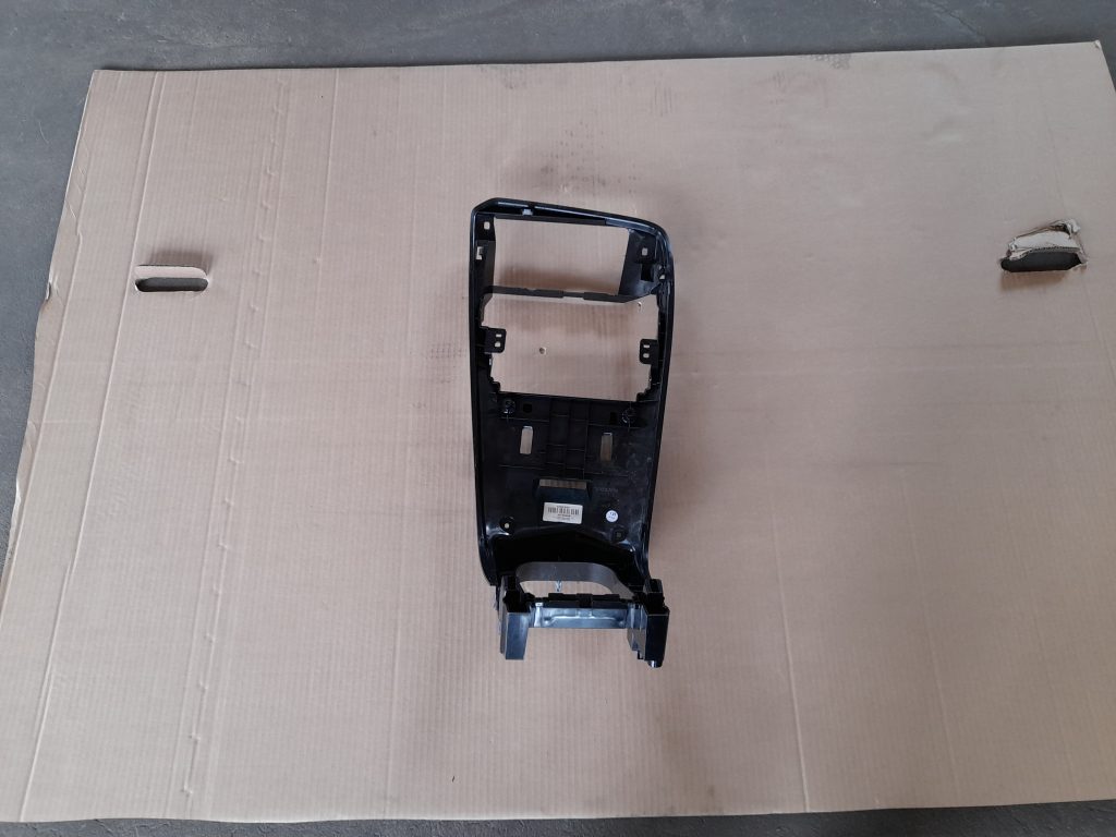 Centrālās konsoles iekšējā plastmasa priekš VOLVO XC60 2009 1 Centrālās konsoles iekšējā plastmasa priekš VOLVO XC60 2009