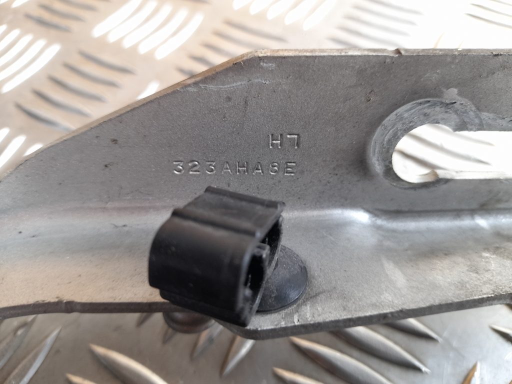 Pārsega eņģe, pa kreisi priekš VOLVO XC60 2009 2 Pārsega eņģe, pa kreisi priekš VOLVO XC60 2009