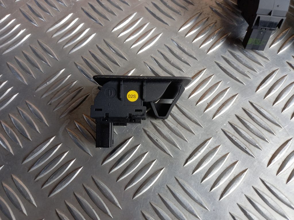 Stikla pacelšanas poga priekš VW TOUAREG 2007