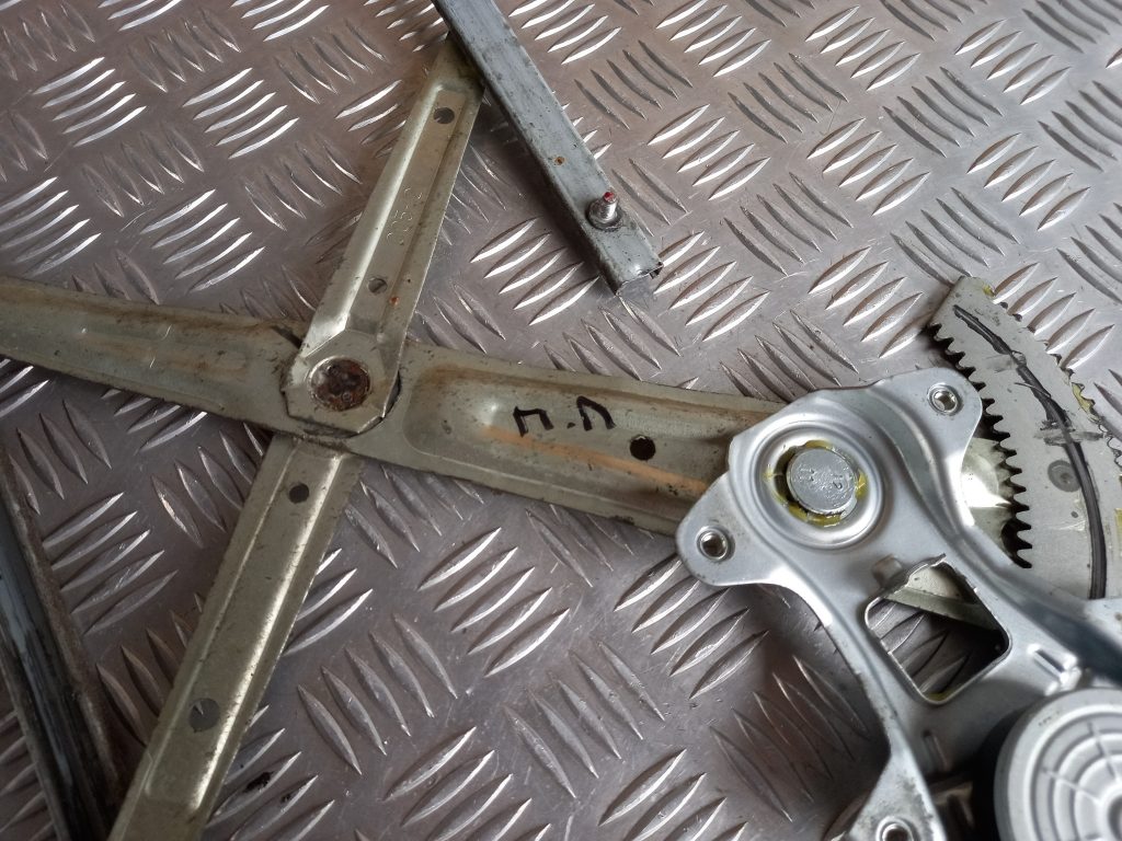 Stikla pacelšanas mehānisms priekšējais kreisais priekš MITSUBISHI ASX 2011 4 Stikla pacelšanas mehānisms priekšējais kreisais priekš MITSUBISHI ASX 2011