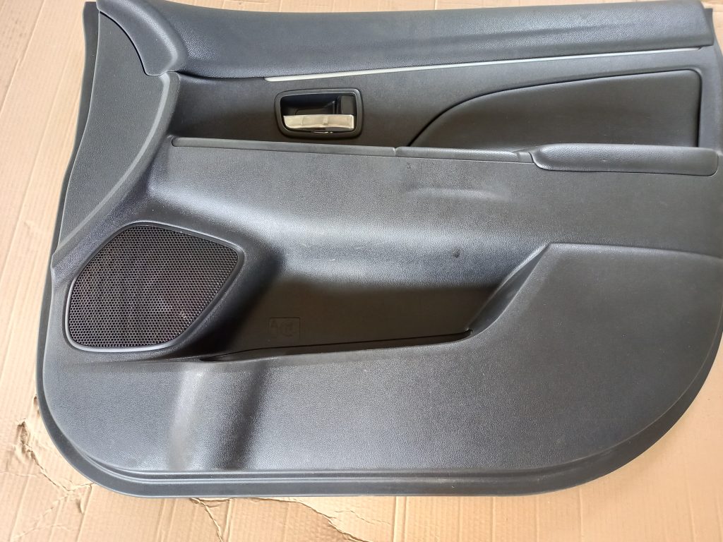 Priekšējo labo durvju apdare priekš MITSUBISHI ASX 2011