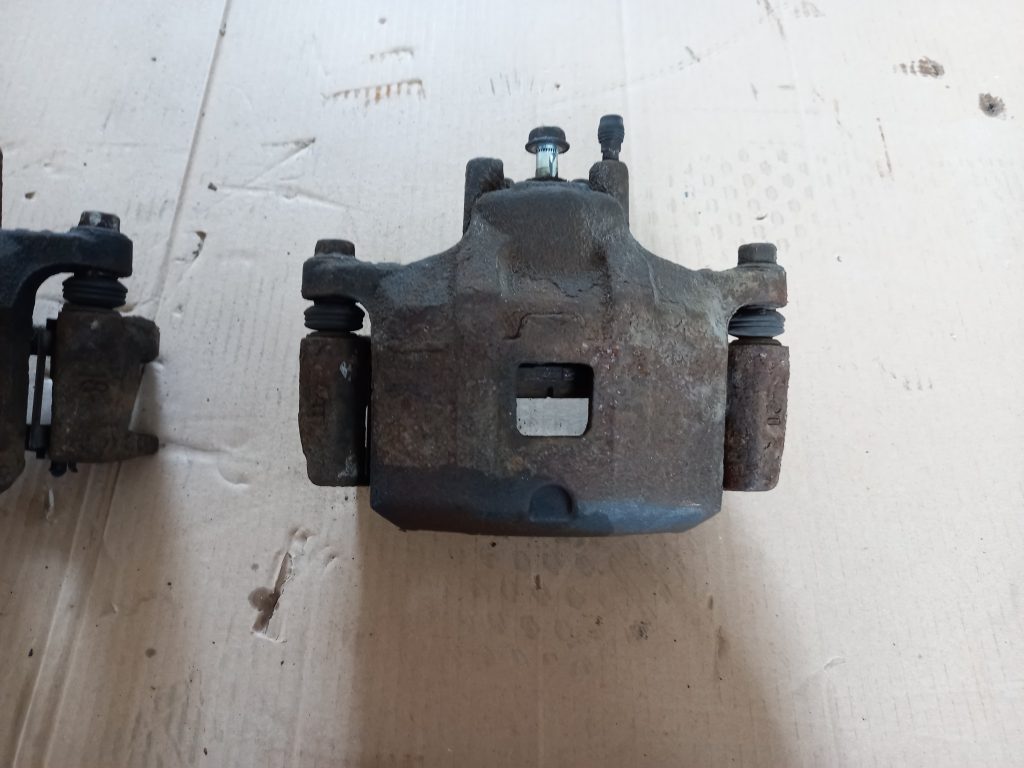 Priekšējais kreisais suports priekš MITSUBISHI ASX 2011