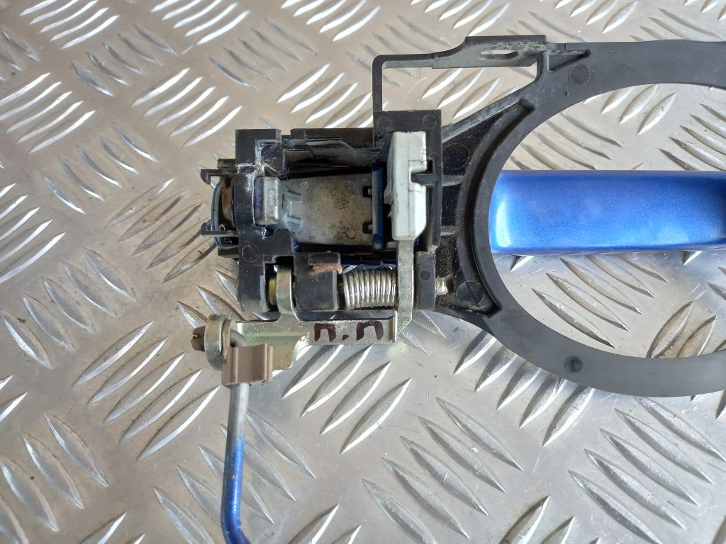 Priekšējāis labais durvju rokturis priekš MITSUBISHI LANCER 2009 3 Priekšējāis labais durvju rokturis priekš MITSUBISHI LANCER 2009