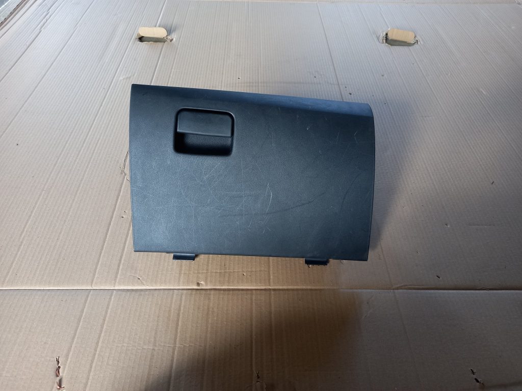 Mantu glabāšanas nodalījums pasažiera pusē priekš MITSUBISHI LANCER 2009