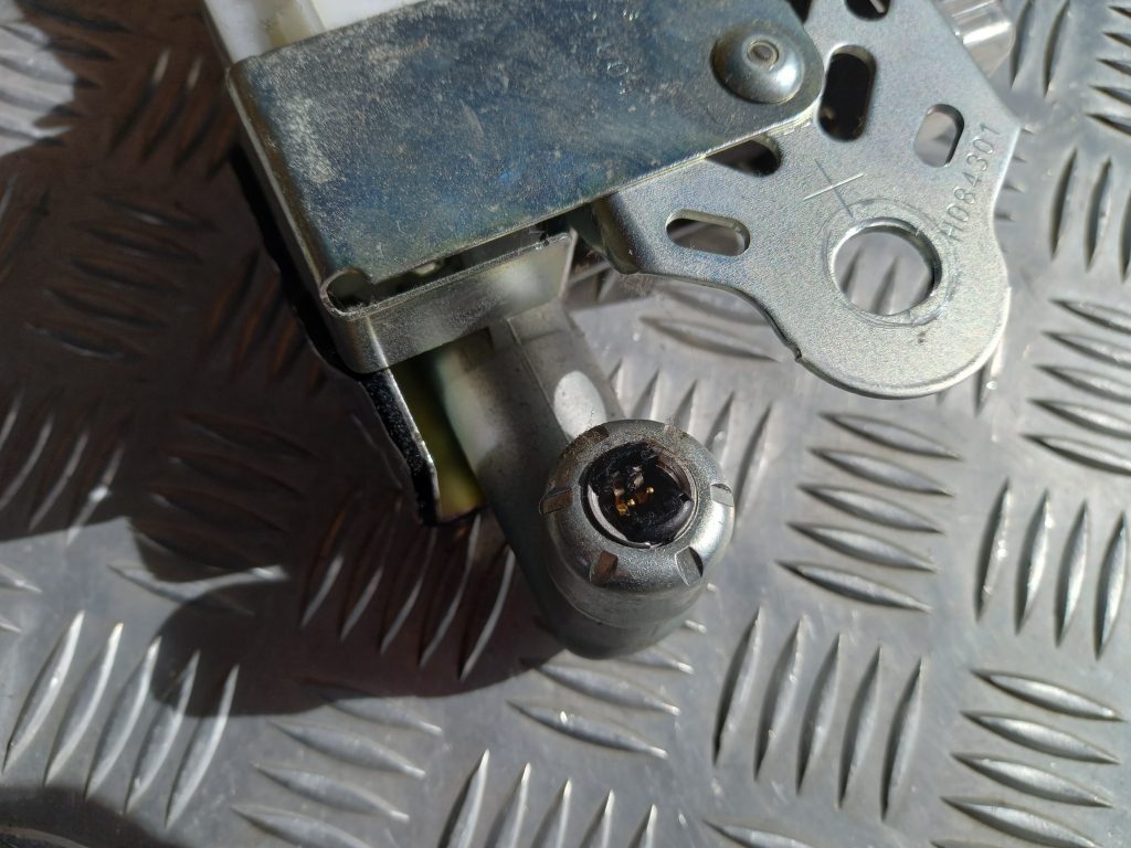 Priekšējā kreisā drošības josta priekš MITSUBISHI LANCER 2009 2 Priekšējā kreisā drošības josta priekš MITSUBISHI LANCER 2009