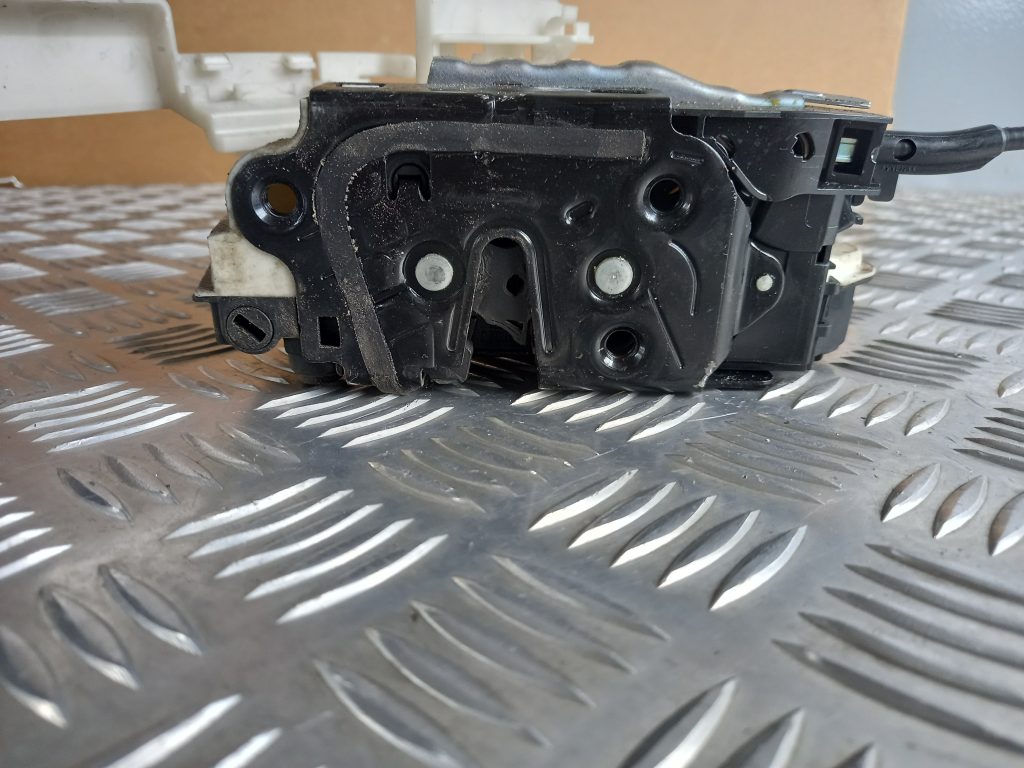 Aizmugurējo labo durvju slēdzene priekš VW PASSAT CC 2009 2 Aizmugurējo labo durvju slēdzene priekš VW PASSAT CC 2009