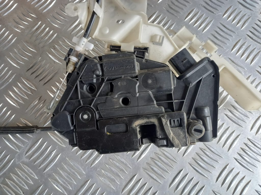 Aizmugurējo labo durvju slēdzene priekš VW PASSAT CC 2009 3 Aizmugurējo labo durvju slēdzene priekš VW PASSAT CC 2009