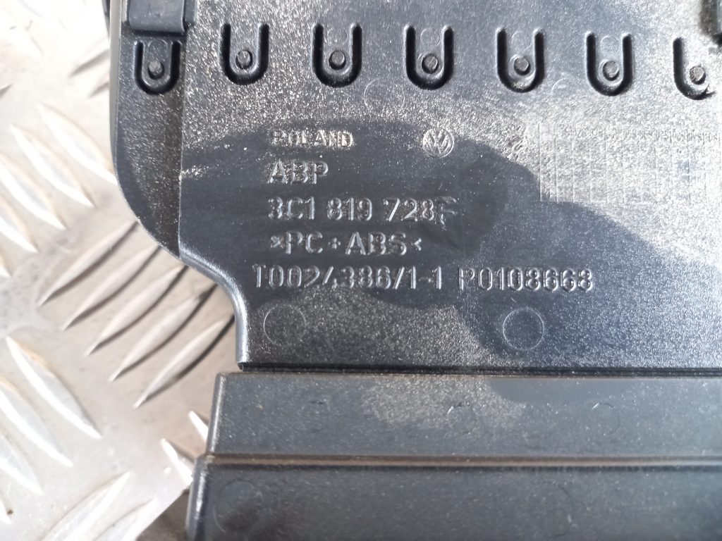 Mērinstrumentu paneļa gaisa vads, centrā priekš VW PASSAT CC 2009