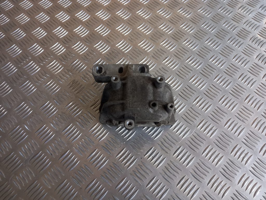 Dzinēja spilvens priekš VW PASSAT CC 2009 1 Dzinēja spilvens priekš VW PASSAT CC 2009