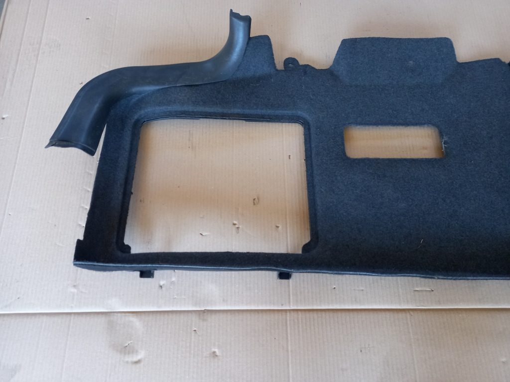 Bagāžnieka nodalījuma sānu apdare priekš AUDI A6 1998