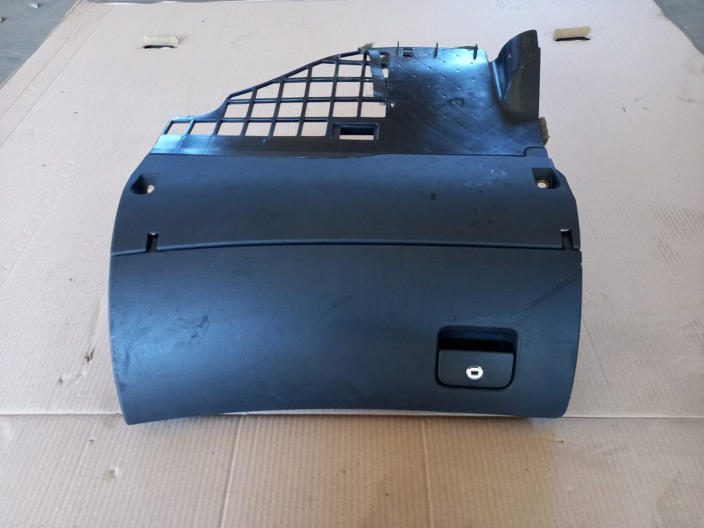 Mantu glabāšanas nodalījums pasažiera pusē priekš AUDI A6 1998 1 Mantu glabāšanas nodalījums pasažiera pusē priekš AUDI A6 1998