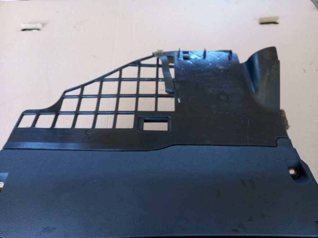 Mantu glabāšanas nodalījums pasažiera pusē priekš AUDI A6 1998 3 Mantu glabāšanas nodalījums pasažiera pusē priekš AUDI A6 1998