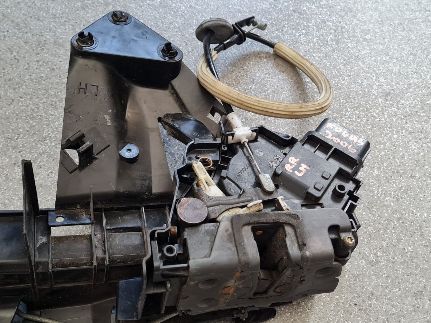 Aizmugurējo kreiso durvju slēdzene priekš FORD FOCUS 2006