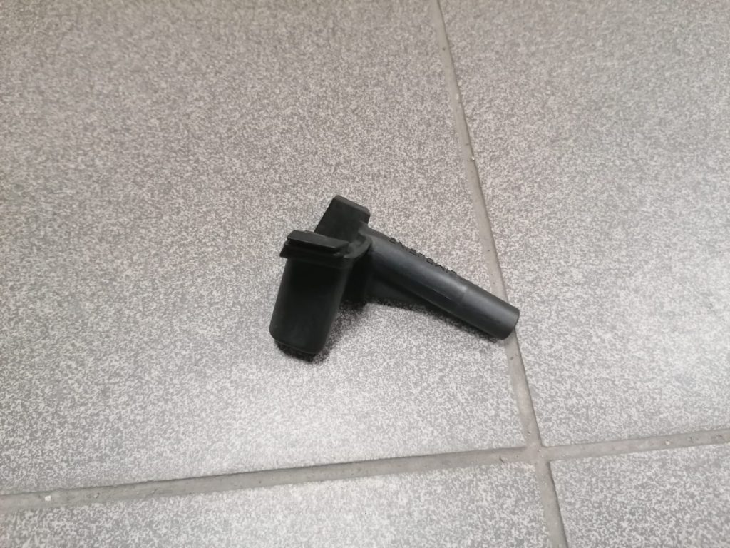 Bagažnieka vāka apdares stiprinājums priekš VW PASSAT 2011-2014 3AE810899 2 Bagažnieka vāka apdares stiprinājums priekš VW PASSAT 2011-2014 3AE810899