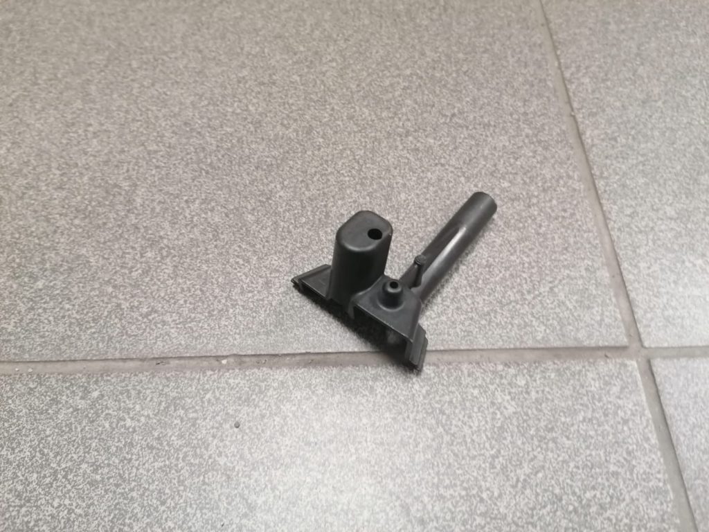 Bagažnieka vāka apdares stiprinājums priekš VW PASSAT 2011-2014 3AE810899 1 Bagažnieka vāka apdares stiprinājums priekš VW PASSAT 2011-2014 3AE810899