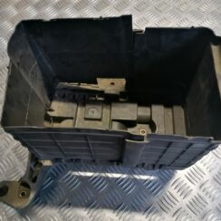 Akumulatora stiprināšanas korpuss priekš VW TOURAN 2005