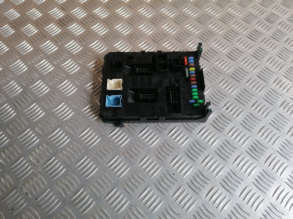 Drošinātāju bloks priekš CITROEN C4 2006 2 Drošinātāju bloks priekš CITROEN C4 2006