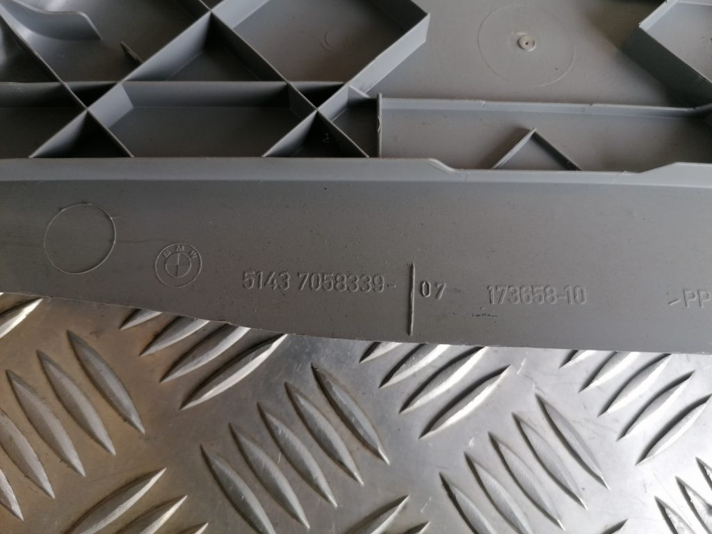 Bagažnieka nodalījuma statnes apdare priekš BMW 1 E87 2009 WHITE 4 Bagažnieka nodalījuma statnes apdare priekš BMW 1 E87 2009 WHITE