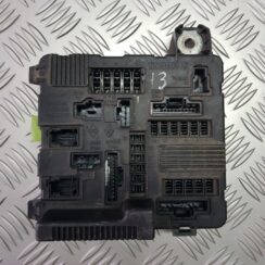 Drošinātāju relejas kaste priekš RENAULT MEGANE 2004