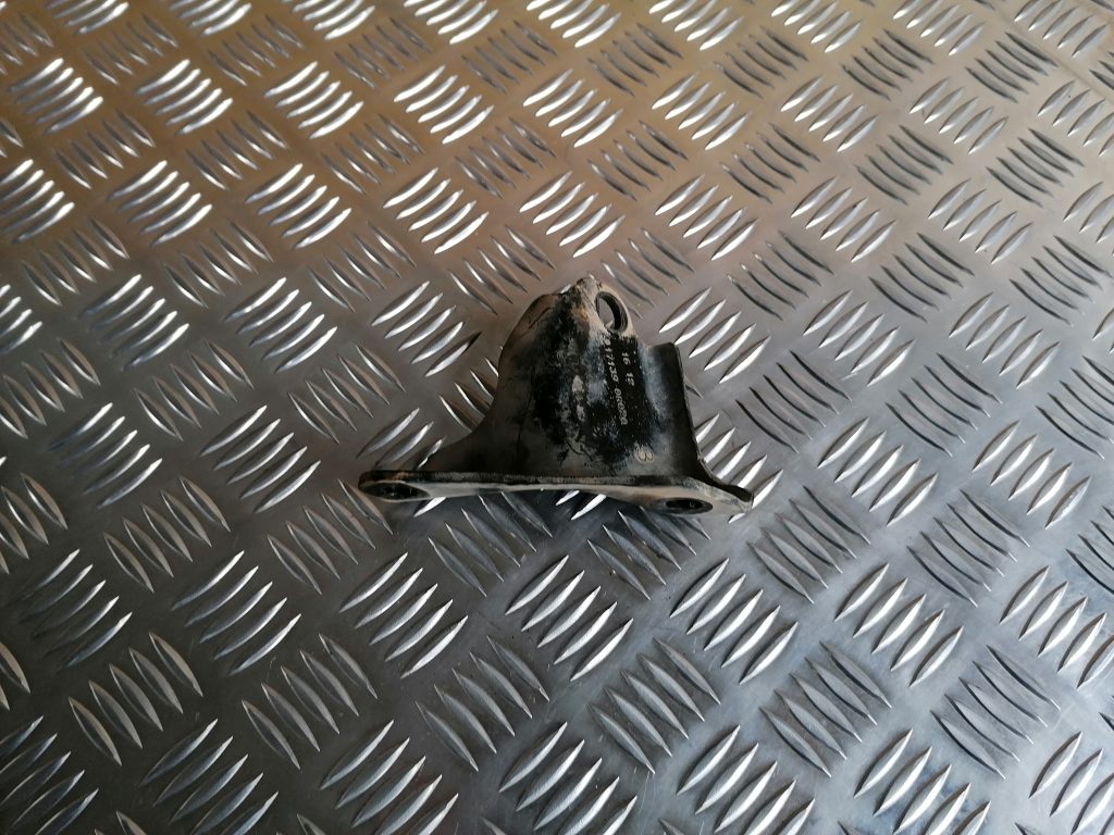 Dzinēja kronšteins priekš TOYOTA AVENSIS 2012