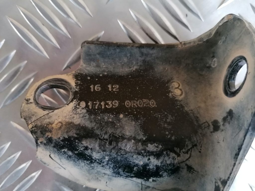 Dzinēja kronšteins priekš TOYOTA AVENSIS 2012