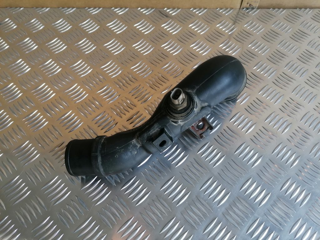 Interkulera caurule priekš TOYOTA AVENSIS 2012