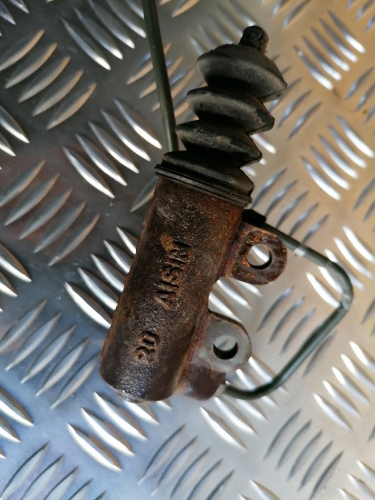 Sajūga palīgcilindrs priekš TOYOTA AVENSIS 2012 2 Sajūga palīgcilindrs priekš TOYOTA AVENSIS 2012