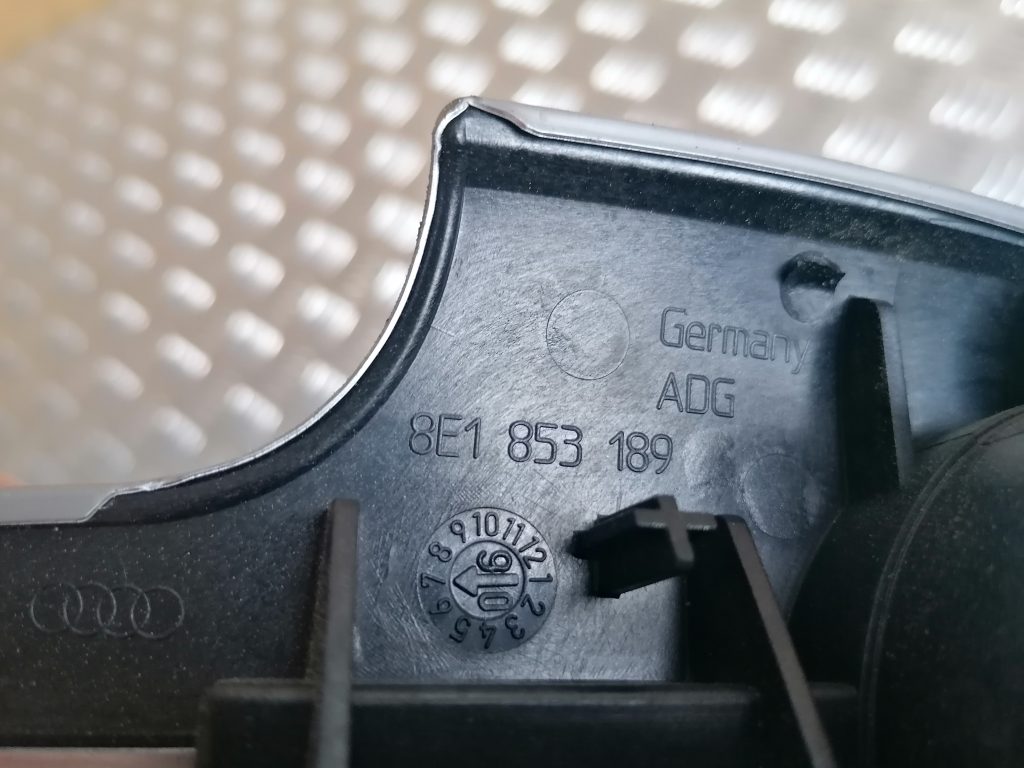 Mērinstrumentu paneļa dekoratīvā uzlika priekš AUDI A4 2007 2 Mērinstrumentu paneļa dekoratīvā uzlika priekš AUDI A4 2007