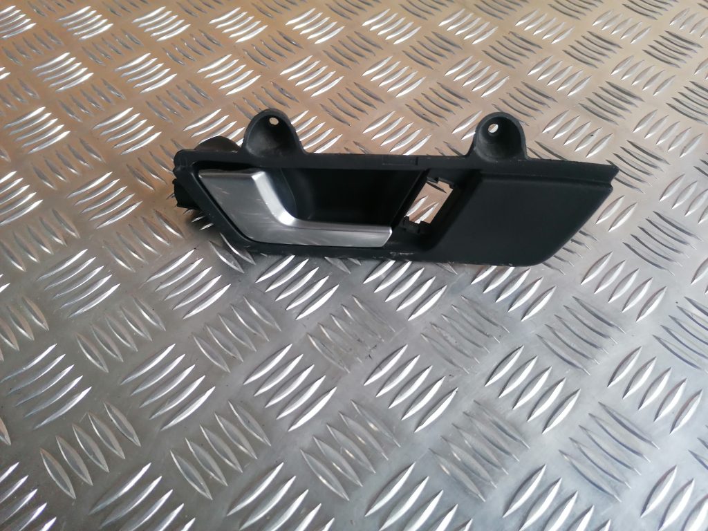 Salona durvju rokturis, priekšējais kreisais priekš AUDI A4 2007 1 Salona durvju rokturis, priekšējais kreisais priekš AUDI A4 2007