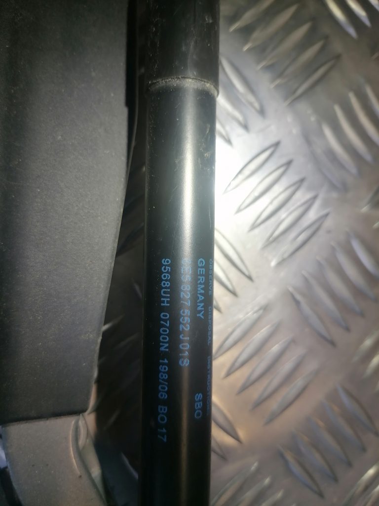 Bagažnieka vāka amortizators priekš AUDI A4 2007