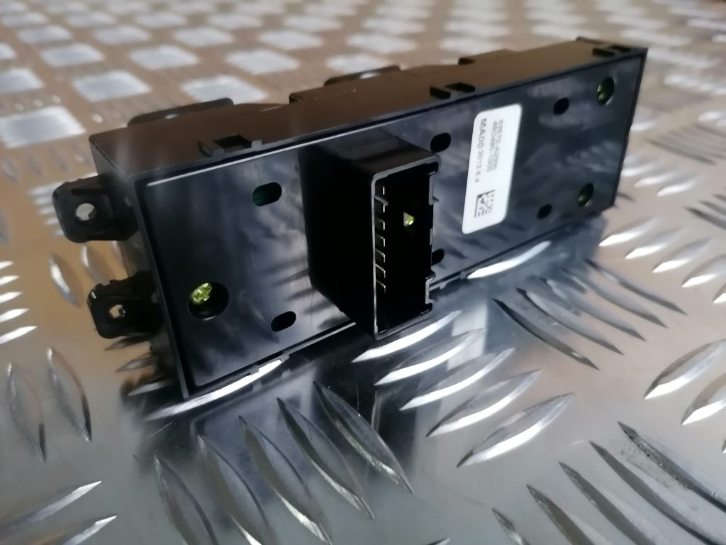 Šofera durvju slēdža pogas priekš KIA CEED 2013 2 Šofera durvju slēdža pogas priekš KIA CEED 2013