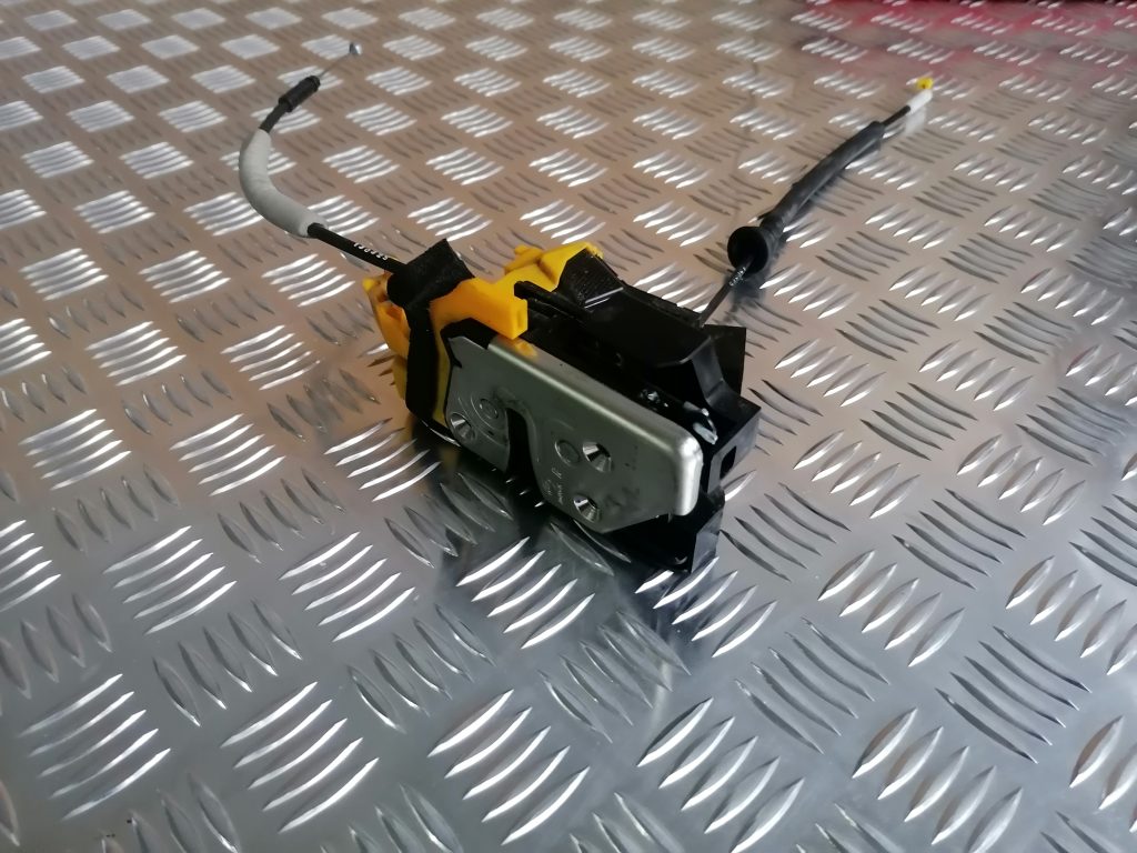 Priekšējo labo durvju slēdzene priekš KIA CEED 2013 1 Priekšējo labo durvju slēdzene priekš KIA CEED 2013