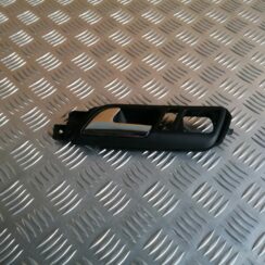 Salona durvju rokturis, priekšējais kreisais priekš VW POLO 2008