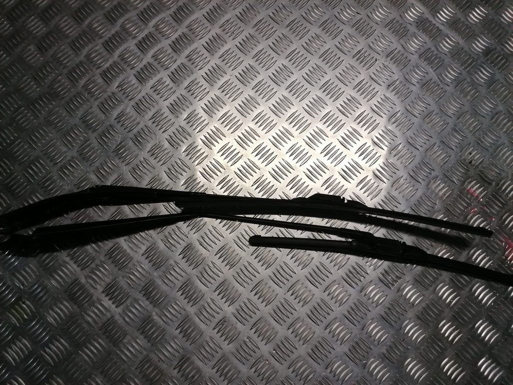 Vējstikla slotu turētāju komplekts priekš VW POLO 2008