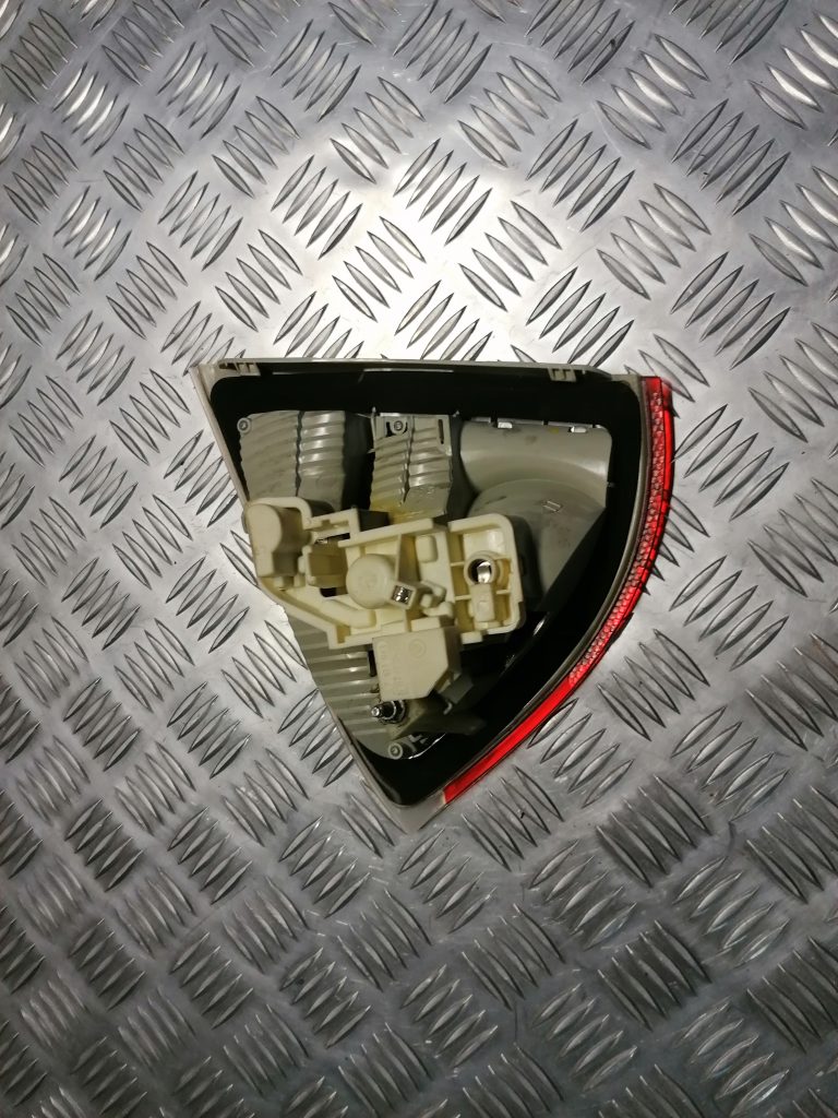 Bagāžnieka vāka labais lukturis priekš BMW 330D E91 2008 TOURING 2 Bagāžnieka vāka labais lukturis priekš BMW 330D E91 2008 TOURING