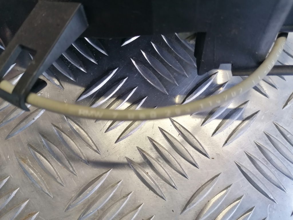 Durvju roktura iekšējais stiprinājums priekš BMW 330D E91 2008 TOURING 2 Durvju roktura iekšējais stiprinājums priekš BMW 330D E91 2008 TOURING