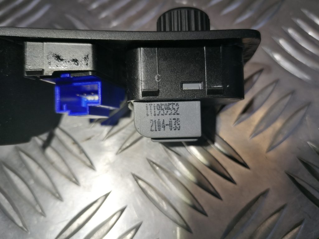 Spoguļa regulēšanas poga priekš VW TOURAN 2005