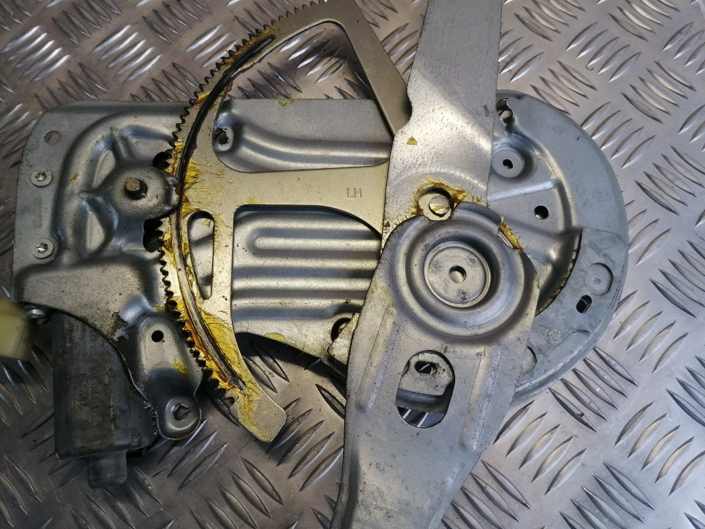 Stikla pacelšanas mehānisms priekšējais kreisais priekš VOLVO V70 2007