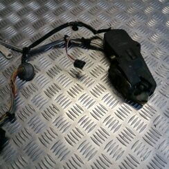 Priekšējo labo durvju slēdzene priekš VOLVO 850 1995