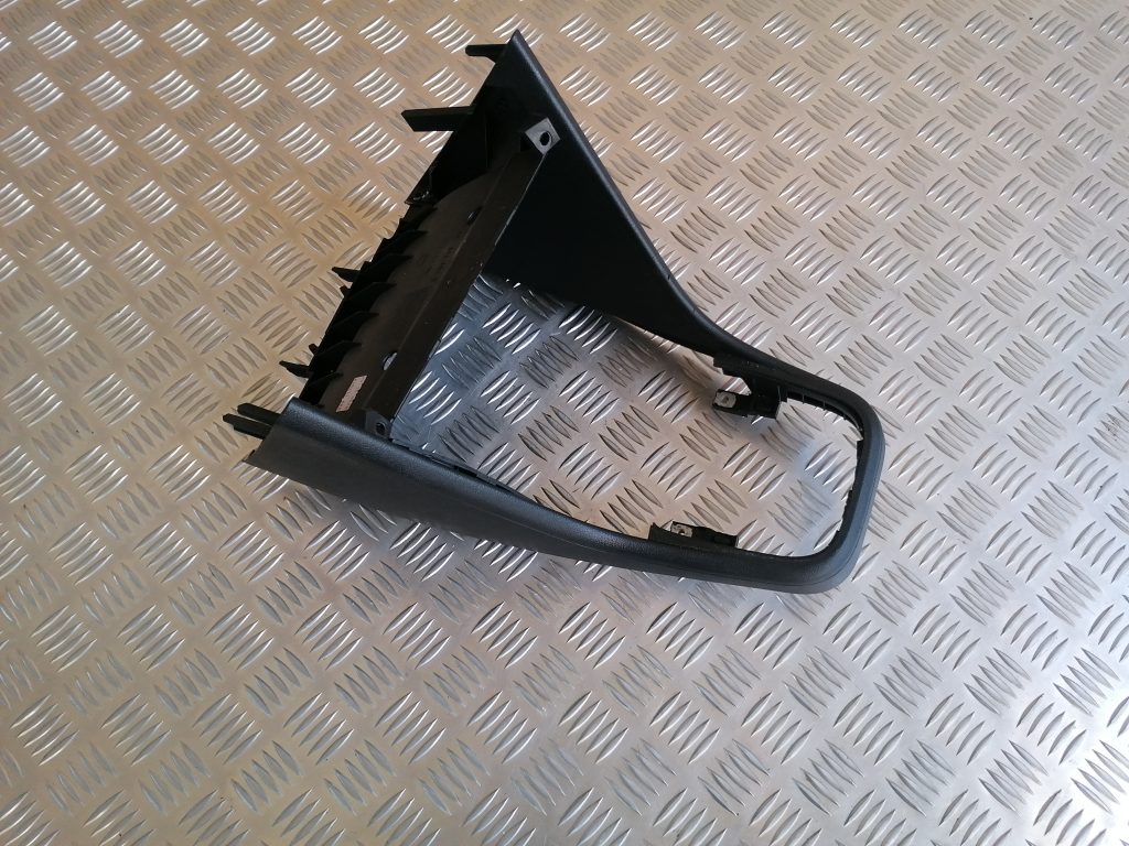 Centrālās konsoles (apdares) sānu panelis priekš VW POLO 2011 1 Centrālās konsoles (apdares) sānu panelis priekš VW POLO 2011